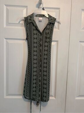 No Boundaries Olive Green Patterned Sleeveless Button Dress